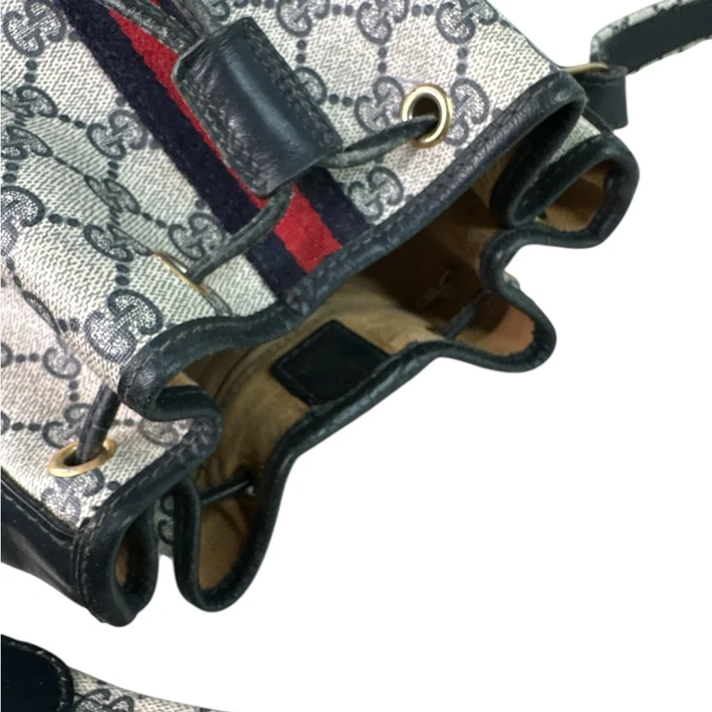 Gucci vintage cherryline PVC leather Shoulder/bucket Bag with Red Accent - Picture 6 of 11